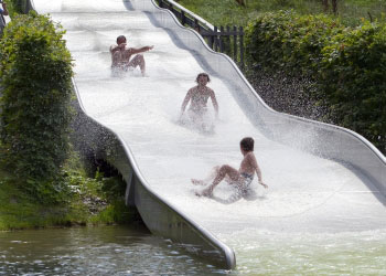 familien kinder sommer badesee rutsche